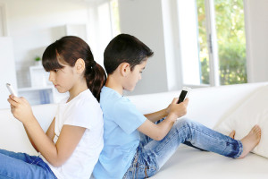 Kids-on-Smartphone-Mobile-Technology-Children-Screen-Time-Health-Obese-Active